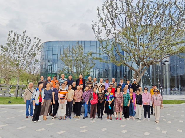 开展“秋日登高、探寻美景”尊老敬老系列活动